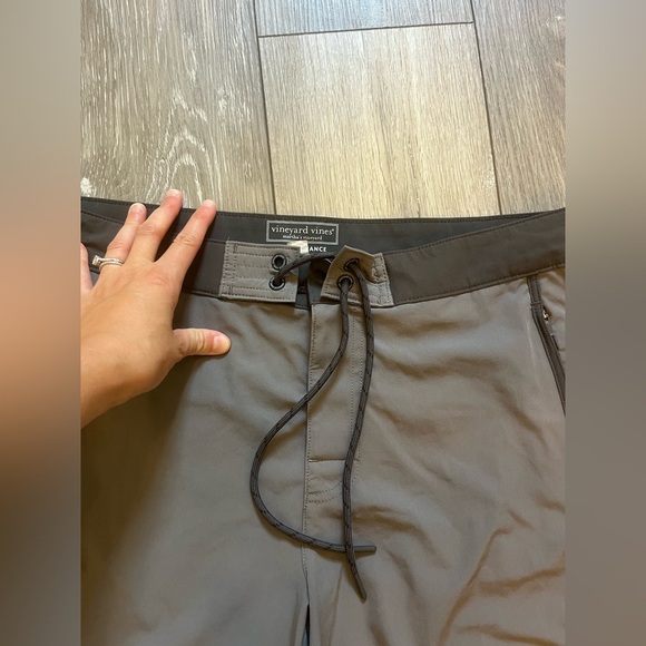 Men’s Vineyard Vines Performance Swim Trunks Size 32 with zip up pockets - Picture 3 of 8